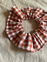 Load image into Gallery viewer, scrunchie | strawberry gingham
