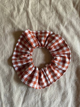 Load image into Gallery viewer, scrunchie | strawberry gingham
