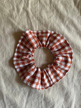 Load image into Gallery viewer, scrunchie | strawberry gingham
