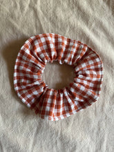 Load image into Gallery viewer, scrunchie | strawberry gingham
